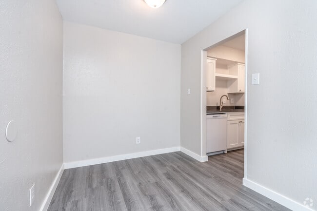 Juniper - 1 habitación, 1 baño - 640 pies cuadrados - Comedor - Gazebo Apartments (Denton, Tx)