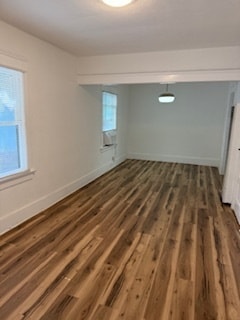 Amplia sala de estar y comedor. - 239 Newport Ave