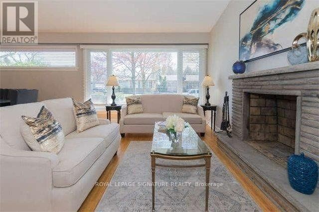 Photo - 12 Lacewood Crescent
