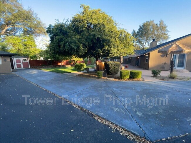 5770 Hoffman Ln