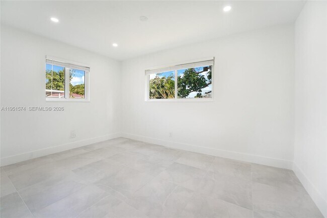 Photo - 857 W 34th St