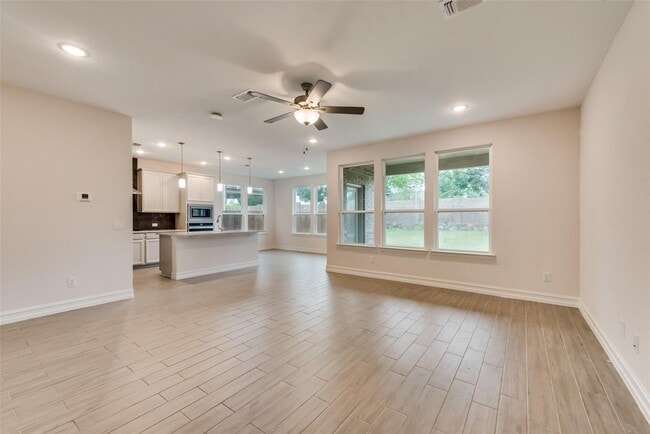 Photo - 714 Creekwater Ln