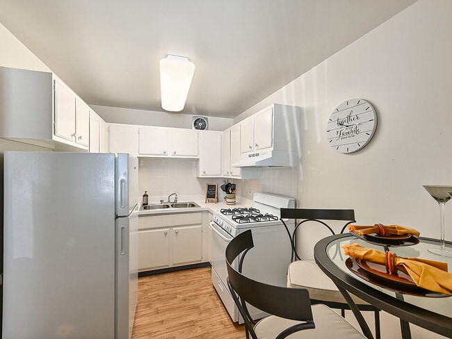 Fully-Equipped Kitchen - Harbor Lake