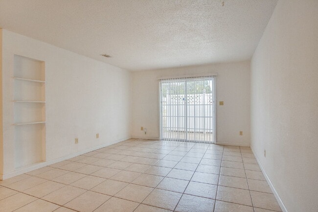 Photo - Pet-friendly Spacious Vinyl-Sided 2BR Apartment in Gulf Breeze Unit C