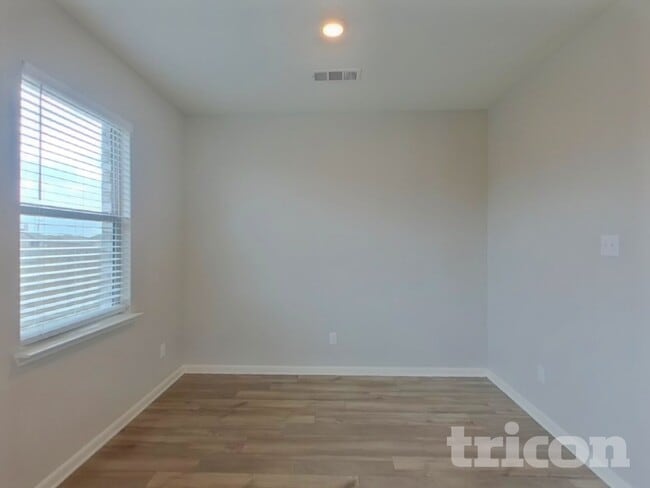 Photo - 304 Micah Ln