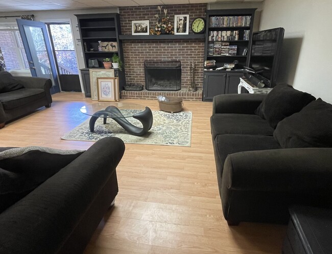 Living Room , Fireplace and Book shelves stocked with movies - 1253 Davis Rd W Apartamentos Unidad A