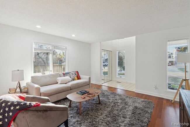 Photo - 677 E Lincoln St Unit 4