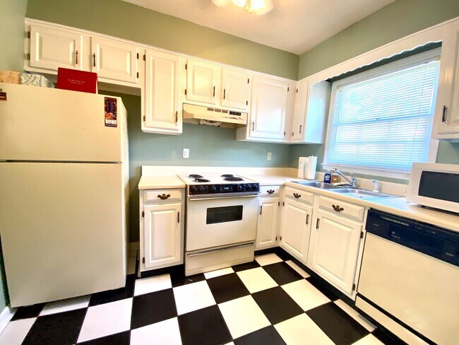 Photo - Short Term Lease Available for 2 Bed/1.5 B...