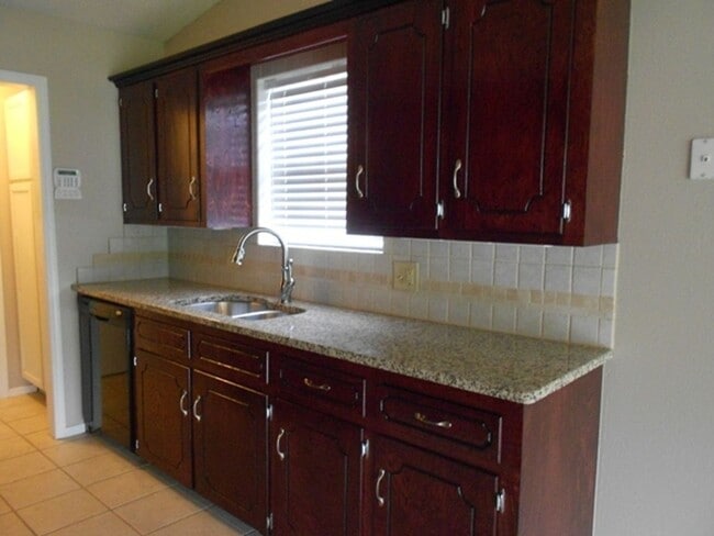 Photo - 305 NE 46th St