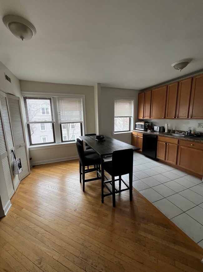 Photo - 3325 N Lakewood Ave Unit 2