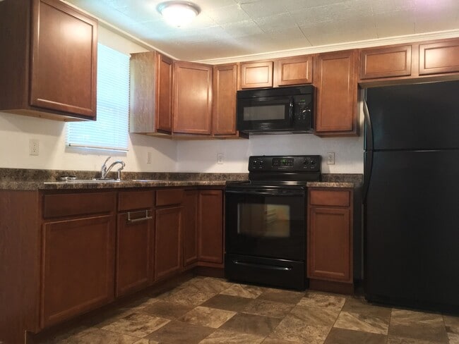 Pet Friendly 3 Bedroom Charmer located beh... - Pet Friendly 3 Bedroom Charmer located beh... House