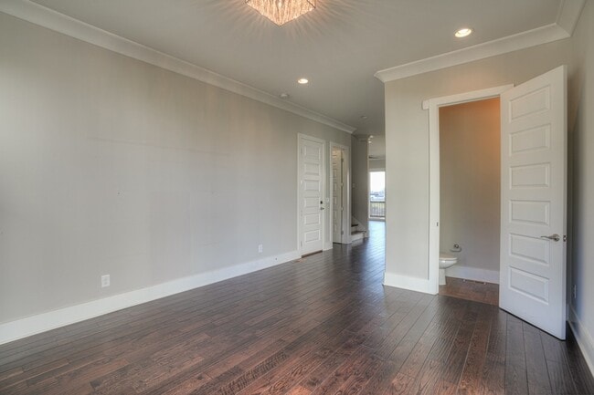 Photo - 908 Youngs Ln