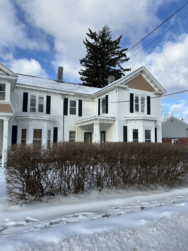 Remodeled apartment. Fresh paint throughout, new flooring, new tub enclosure, washer and dryer in bu - 134 Pearl St Apartment