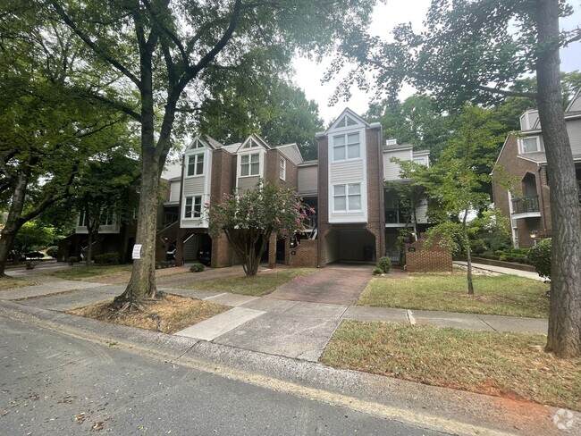 Building Photo - Welcome to this stunning 3-bedroom, 2-bath... Rental