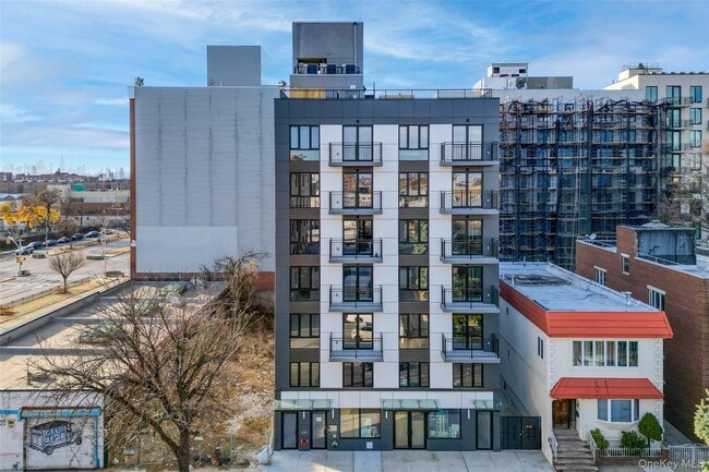 Building Photo - 43-34 53rd St Unit 7B