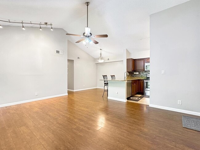 Building Photo - 3083 N Oakland Forest Dr Unit 306