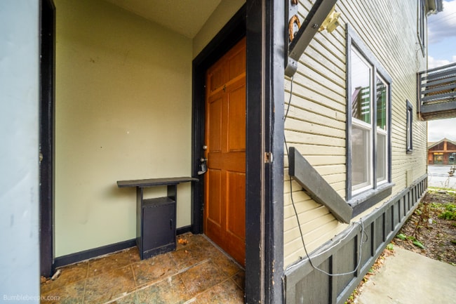 Building Photo - 802 Pine St