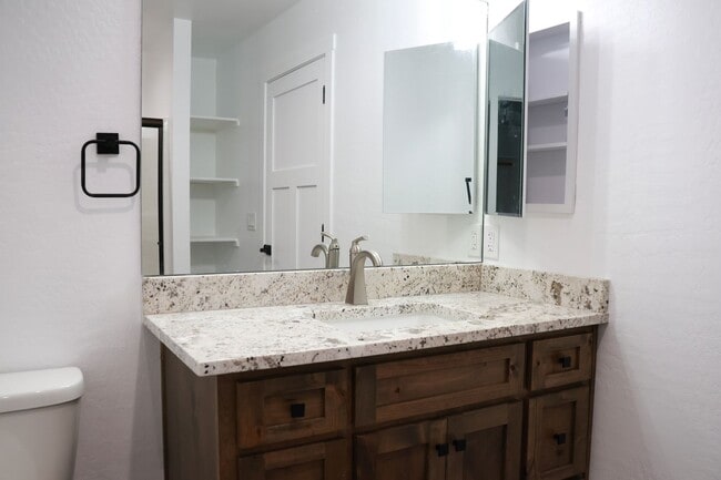 Photo - 1851 W 8th S St Unidad 2