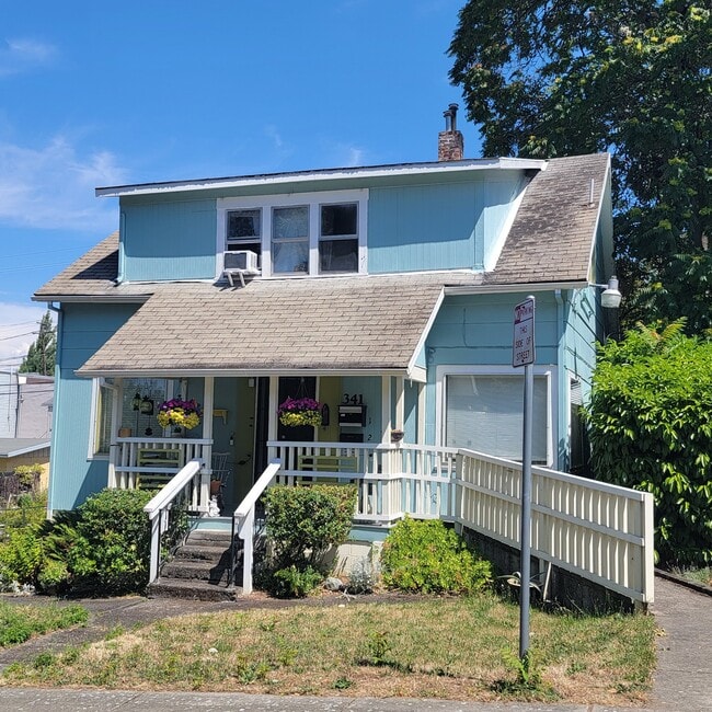 Building Photo - 341 SE Rose St