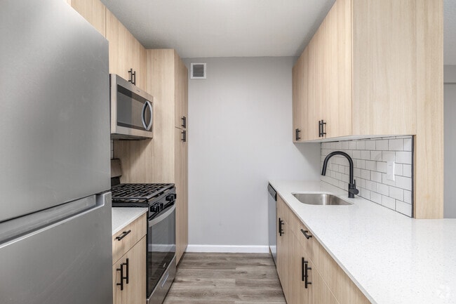 2BR, 2BA - 1,275SF - Kitchen - Regency Tower