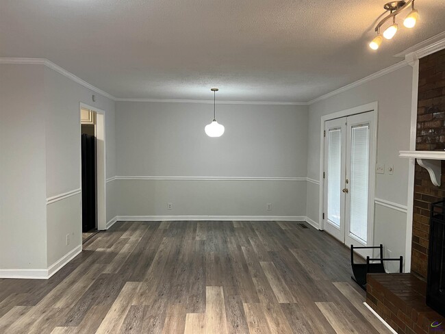 Photo - 1149 Runnymede Ln