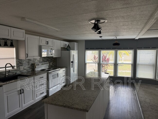 Photo - 245 Lake Tarpon Dr