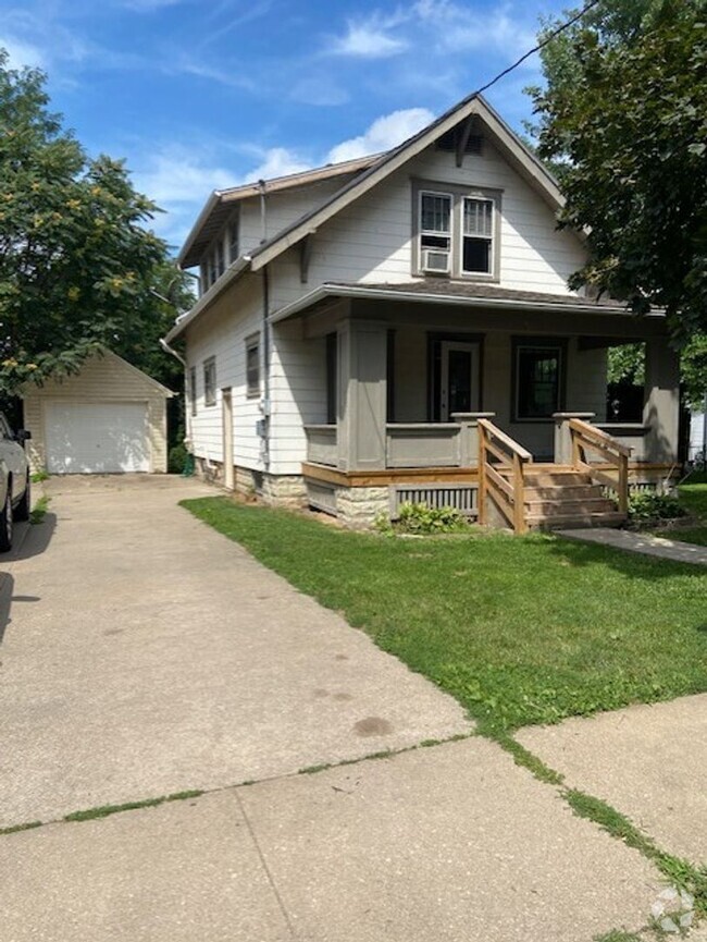 Building Photo - Cute 3 bdrm house close to downtown Iowa City