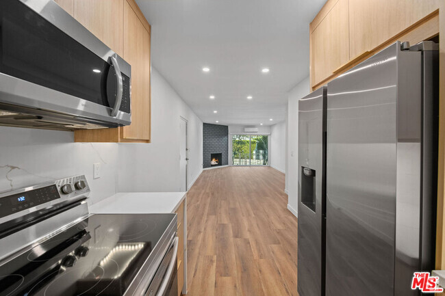 Building Photo - 2447 Beachwood Dr Unit 1 Rental