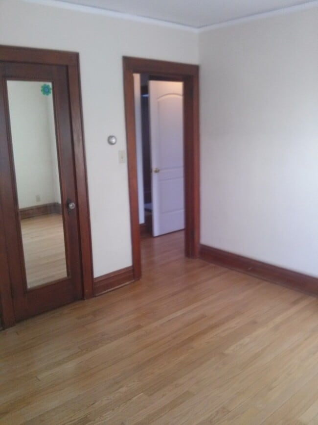 Building Photo - 210 S Randall Ave Unit 2