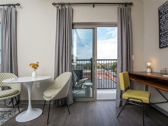 Disfrute de la elegancia en este elegante apartamento, completo con comodidades modernas y una vista cautivadora. - Eastside Heights