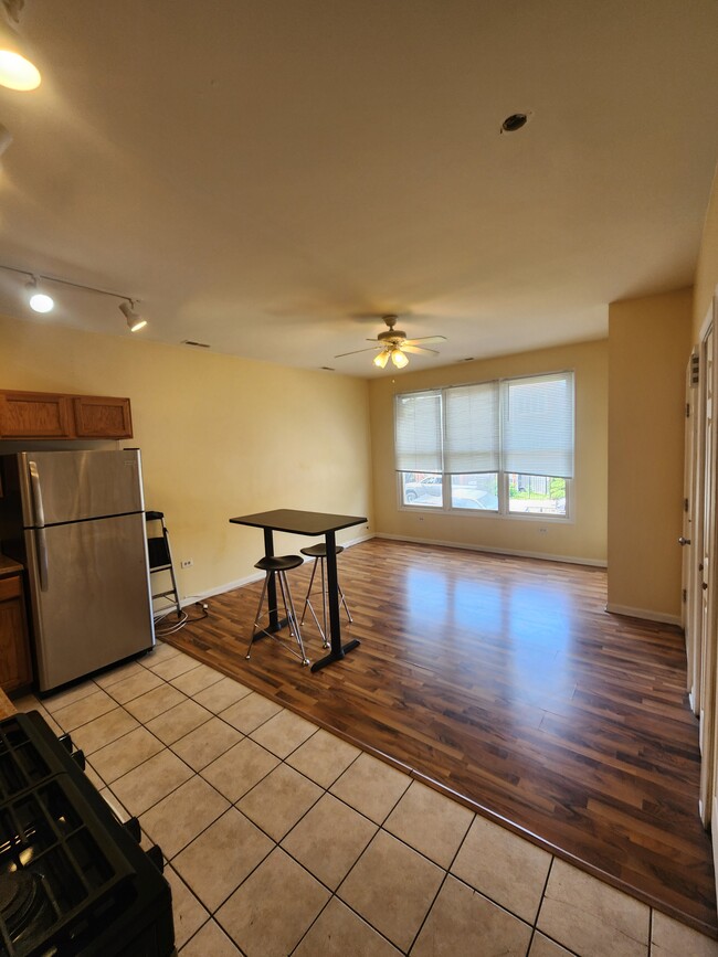 Photo - 2447 W Grenshaw St Unit #2W