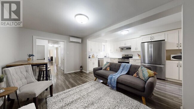 Photo - 1074 Bloor St W