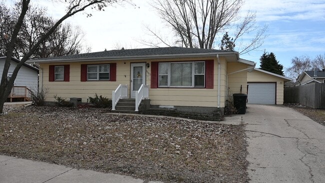 Building Photo - Updated 4 bedroom 2 bathroom house