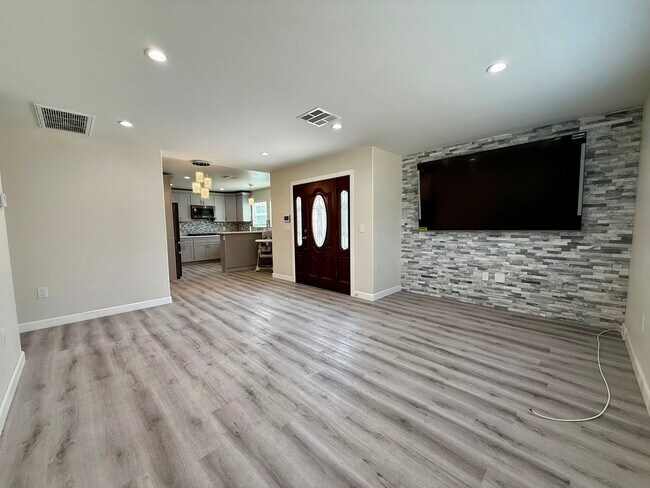 Photo - 1141 W 49th St