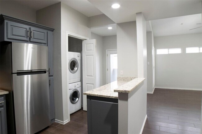 Newly Renovated Two Bedroom Condo in Oak Lawn - Newly Renovated Two Bedroom Condo in Oak Lawn