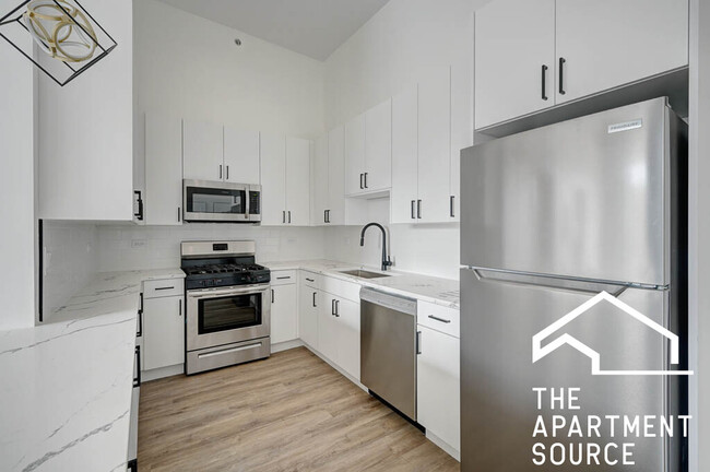 Building Photo - 4733 N Western Ave Unit 205 Rental