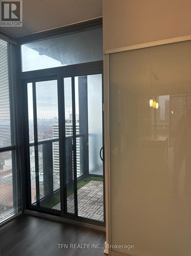 Photo - 110 Charles St E Unité 2807