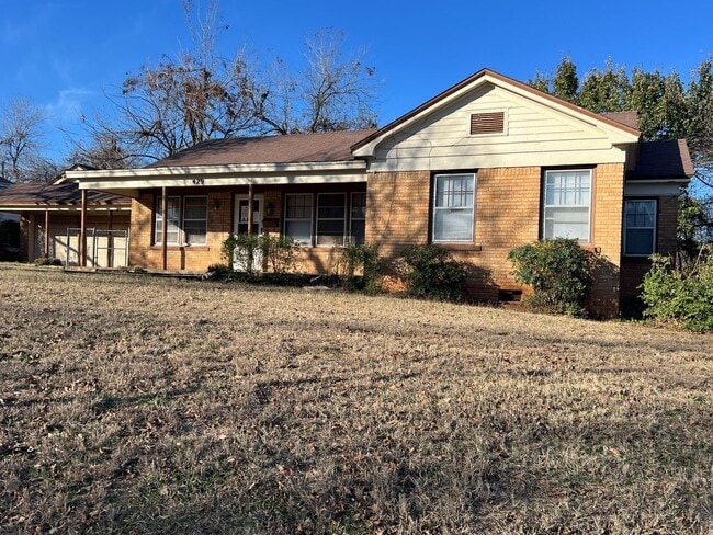 Building Photo - Be Home for the Holidays!! 3 Bedroom, 1 Block South of UCO - Save $500.00 off first full months r...
