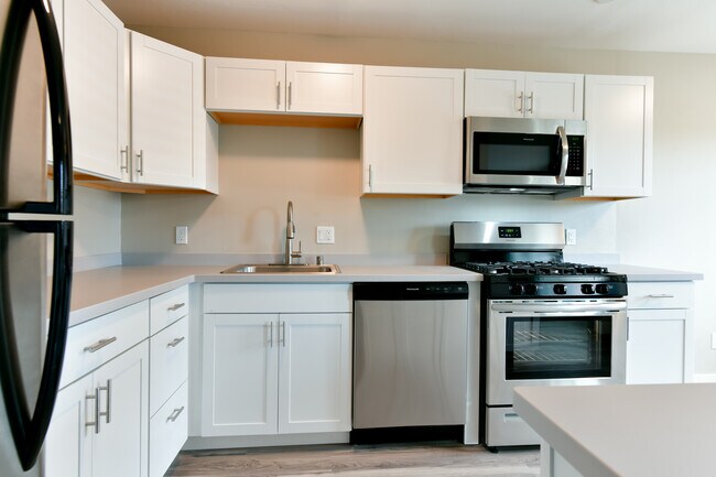 2BR, 1 BA