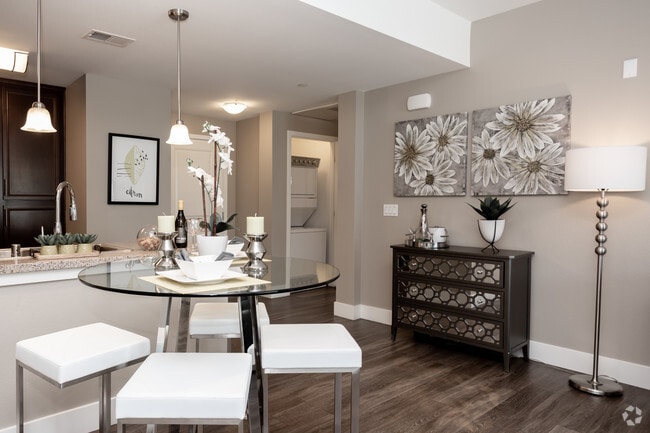 2BR, 2BA - 1108 SF