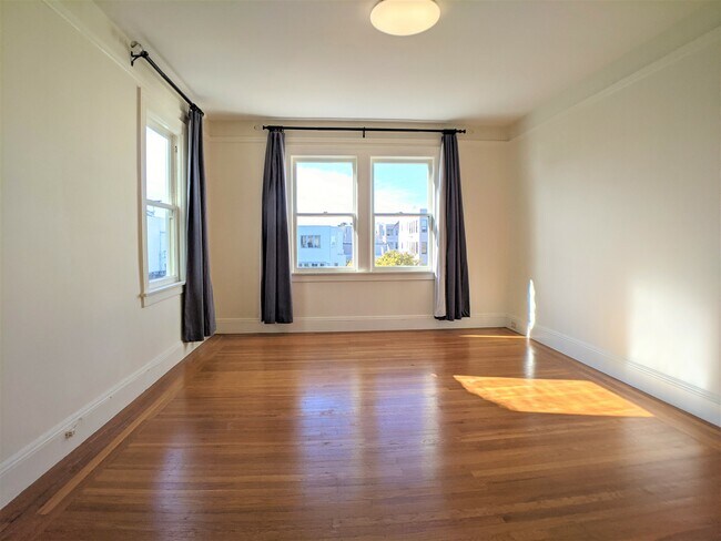 Photo - 2128 Bay St