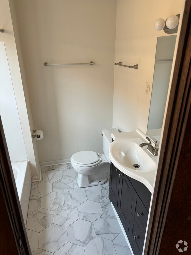 Building Photo - 209 W Fifth Ave Unit 204 Rental