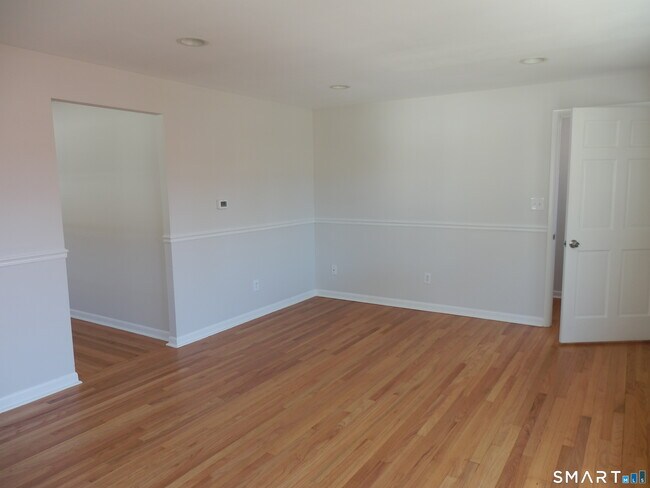 Photo - 306 Grovers Ave Unidad Second Floor