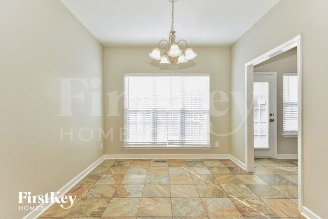 Photo - 811 Royal Oaks Dr