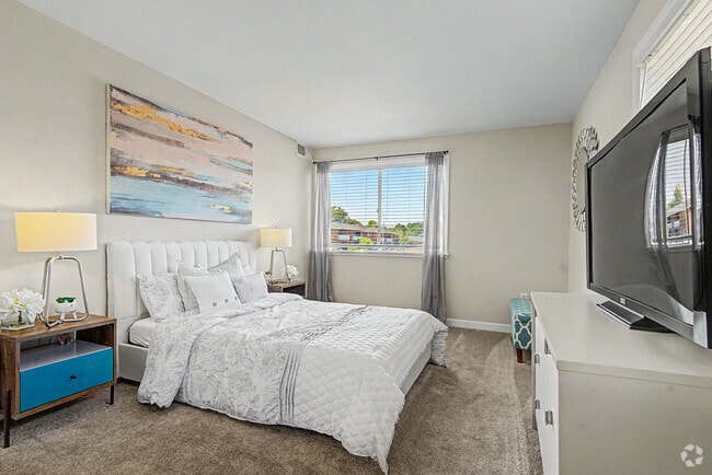 Hamilton 2BR, 1BA - 861SF - Primary Bedroom