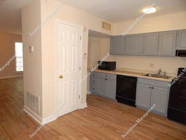 Photo - 3081 Colonial Way