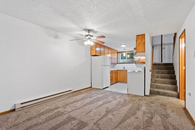 Building Photo - Large 2 bed 1.5bath townhouse!!!