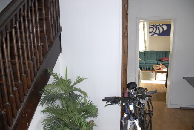 Photo - 327 E 2nd St Unidad Apt 1