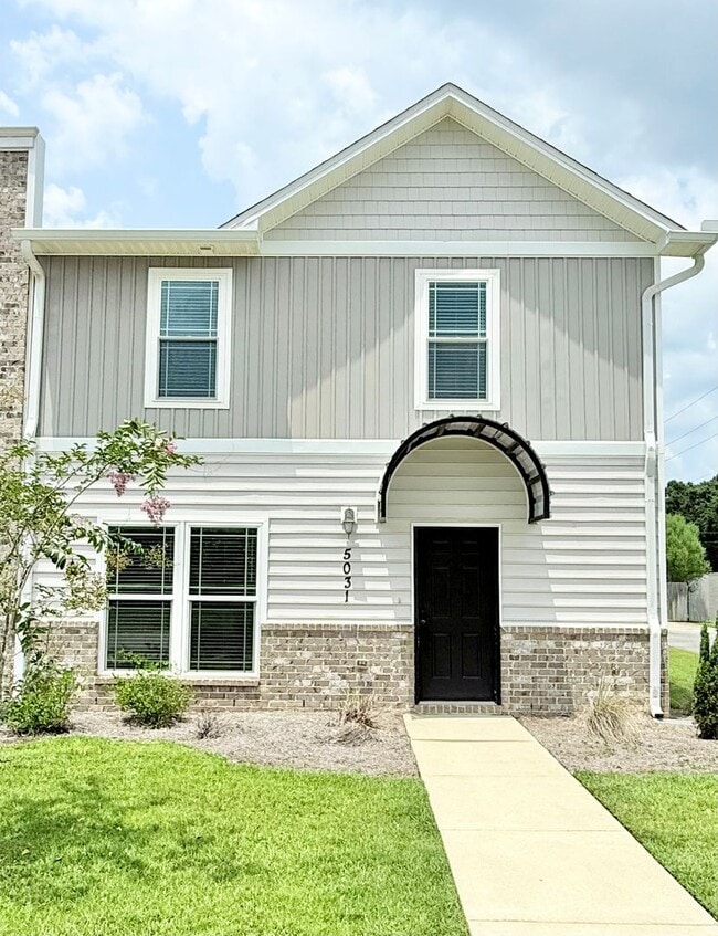 Building Photo - 3-Bedroom Townhome - Woodlands