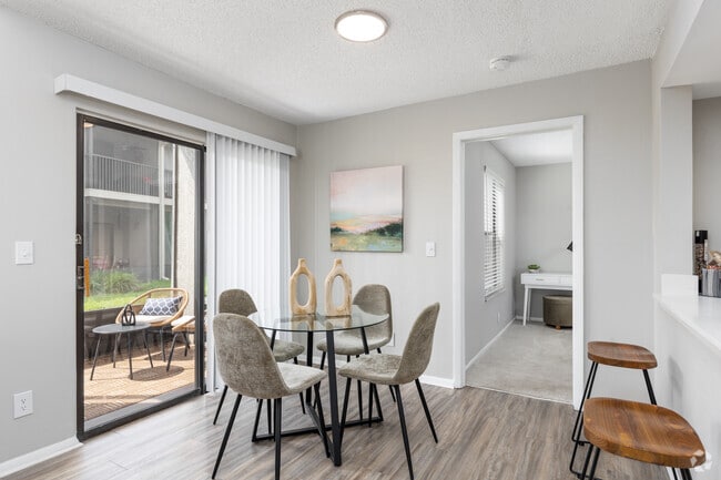 2BR, 2BA - 950SF - Dining Room - Heron Lake